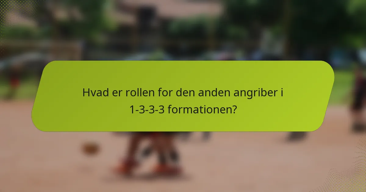 Hvad er rollen for den anden angriber i 1-3-3-3 formationen?