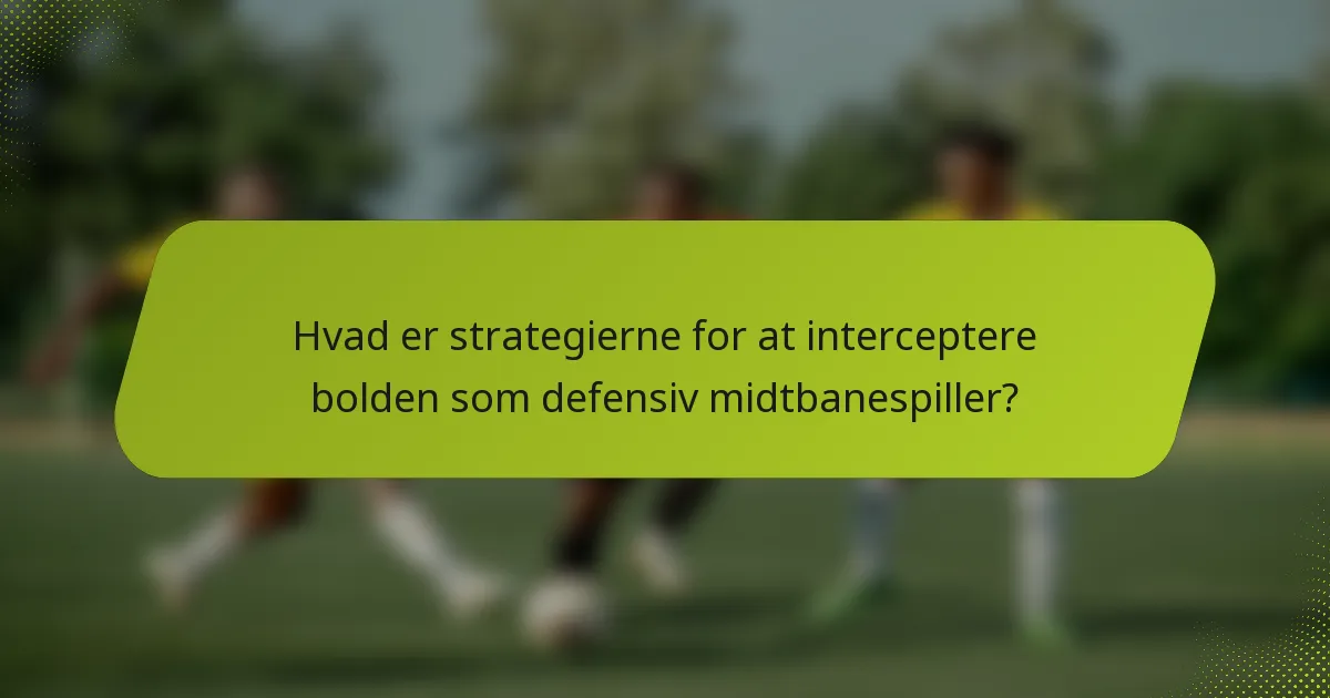 Hvad er strategierne for at interceptere bolden som defensiv midtbanespiller?